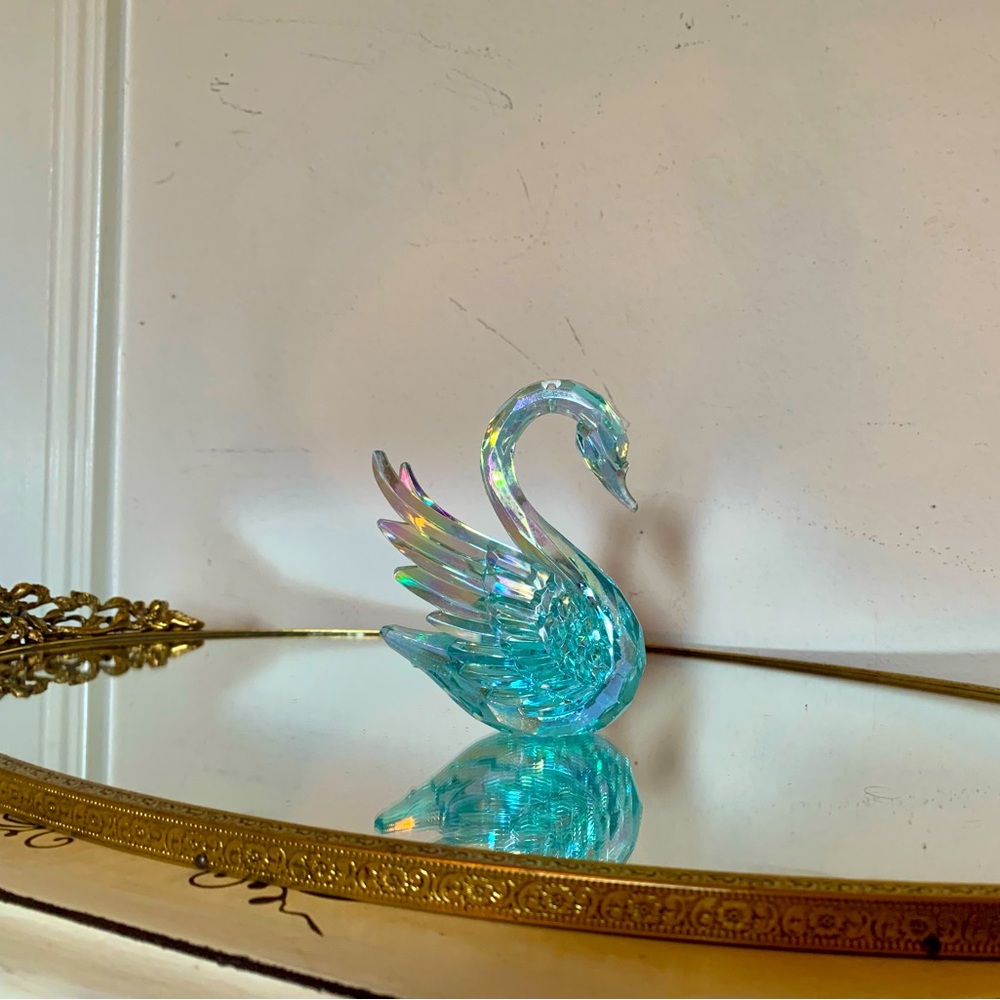 Blue opalescent swan figure